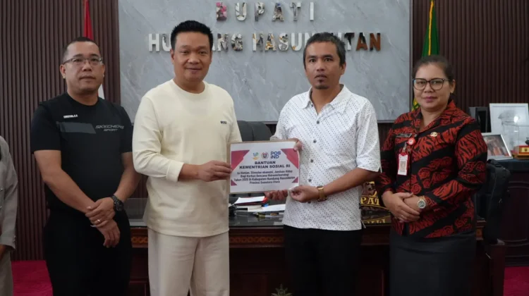 Bupati Humbahas Salurkan Bansos Korban Bencana Hidrometeorologi