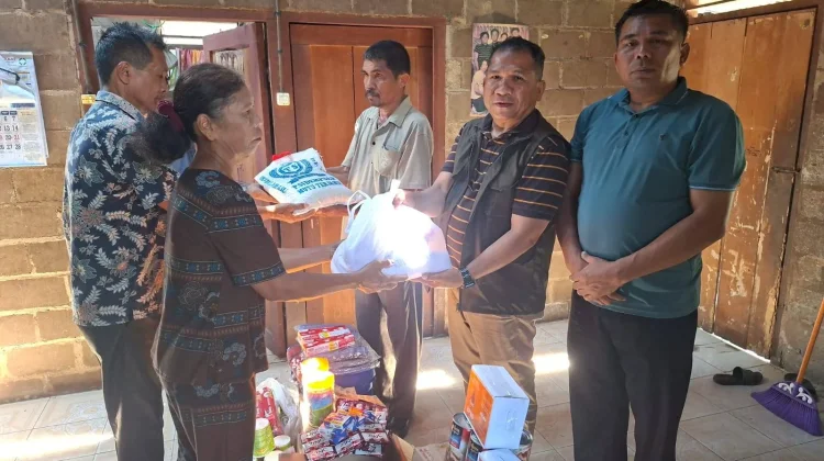 Pemkab Humbahas Salurkan Bantuan Korban Rumah Tertimpa Pohon