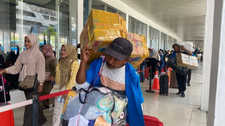 Arus Balik Padat, Porter Kerja Ekstra di Pelabuhan