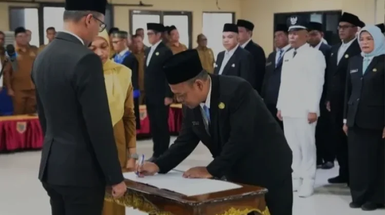 Lantik 38 Pejabat, Bupati Labusel Dorong Penguatan Kinerja dan Pelayanan Publik