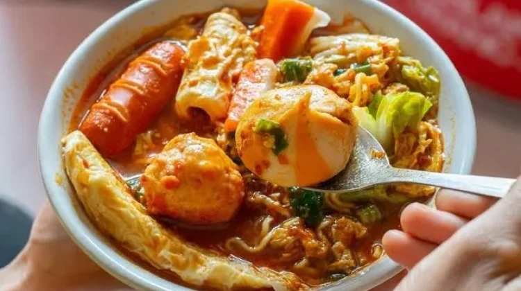 Dibalik Sensasi Pedasnya, Makan Seblak Punya Resiko yang Sering Diabaikan