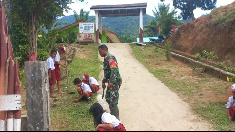 Babinsa 03/Parongil Ajak Siswa Gotong Royong Demi Lingkungan Nyaman
