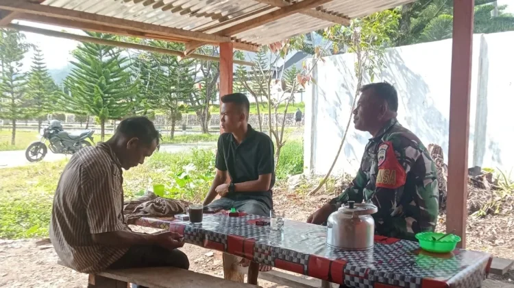 Ngopi Bareng Warga, Babinsa Desa Cikaok Bahas Keamanan hingga Masa Depan Pemuda