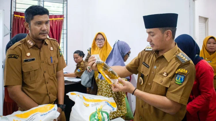Wali Kota Tebing Tinggi Tinjau Penyaluran Bantuan Pangan di Bajenis