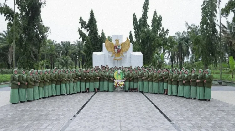 Persit KCK Cabang XXXV Dim 0208 Ziarah di TMP
