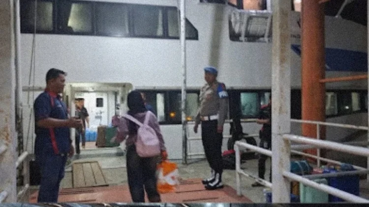 Pastikan Keamanan Penumpang, Polsek Teluk Nibung Kawal Keberangkatan Kapal Ferry
