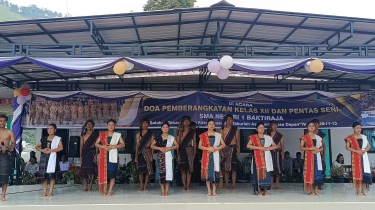 Pemkab Humbahas Hadiri Pelepasan Siswa SMAN 1 Baktiraja