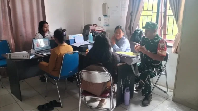Babinsa Koramil 07/Salak Jalin Komsos dengan Perangkat Desa Cikaok