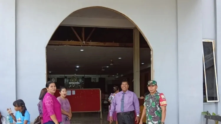 Babinsa 04/Tigalingga Berdiri Berjaga di Depan Gereja GKII Lau Bagot