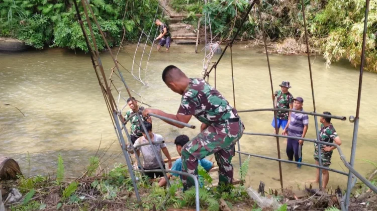 Kodim 0212/TS Bersama Warga Mulai Bangun Jembatan Gantung di Padang Bolak Julu