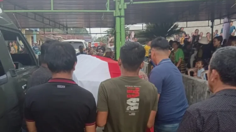 Babinsa 04/Tigalingga Dampingi Keluarga Sambut Kepulangan Terakhir Pratu Sarmud