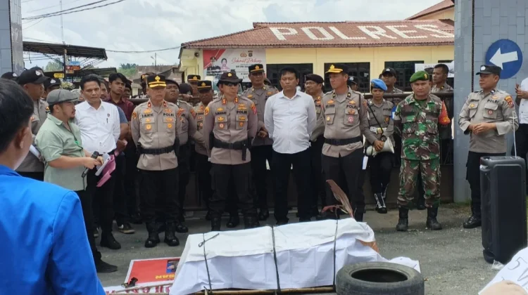Babinsa Koramil 02/Sidikalang Monitoring Aksi Unjuk Rasa