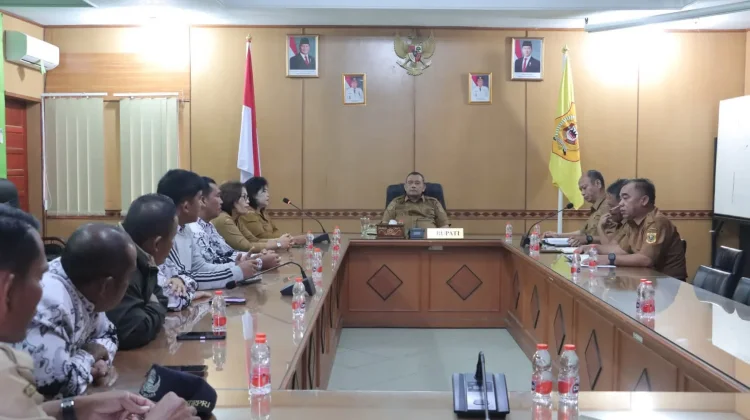 Pertemuan PGRI Dairi, Bupati Soroti Pentingnya Leadership di Kalangan Guru