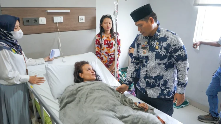 Rico Utus Camat Marelan Jenguk Korban Begal, Instruksi Aktifkan Pos Kamling