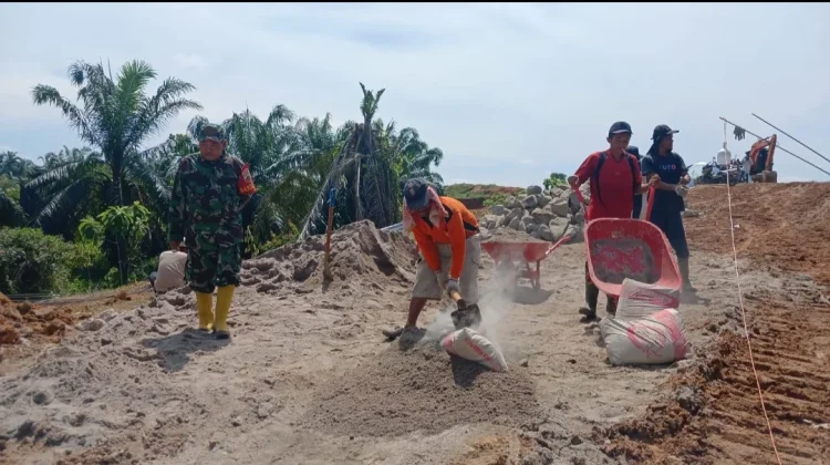 Kodim 0208/Asahan Bangun Jembatan Aramco Penghubung Desa Teluk dalam dan Pulau Tan