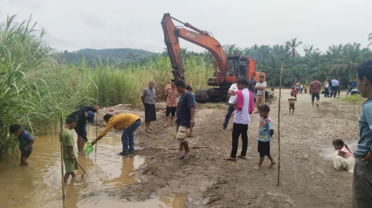 Kodim 0212/TS Bersama Masyarakat Mulai Bangun Jembatan Gantung di Ulu Sosa
