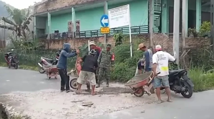 Babinsa dan Pemuda Gotong Royong Perbaiki Jalan Rusak di Salak
