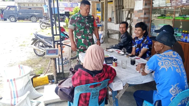 Babinsa dan Pengepul Bahas Harga Kopi dan Nasib Petani di Desa Sukaramai