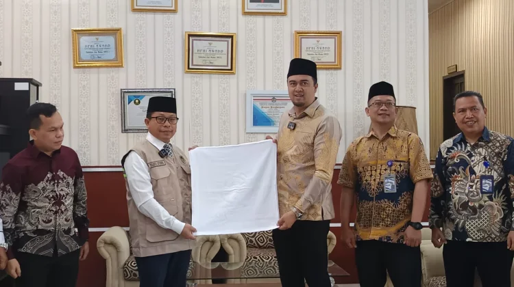 Tirtanadi Bagikan 5.974 Handuk untuk Jamaah Haji