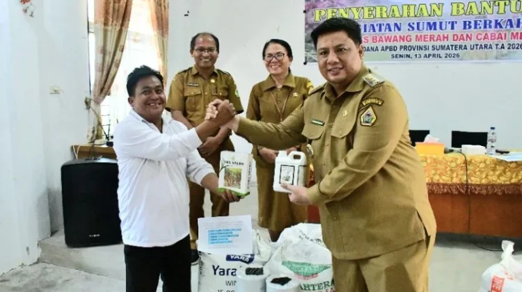 Bupati Samosir Salurkan Bantuan Pertanian ke Petani