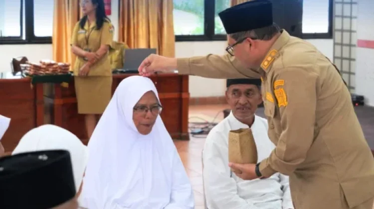 Pemkab Karo Melaksanakan Tradisi Njunjungken Beras Piher untuk Jemaah Haji 2026