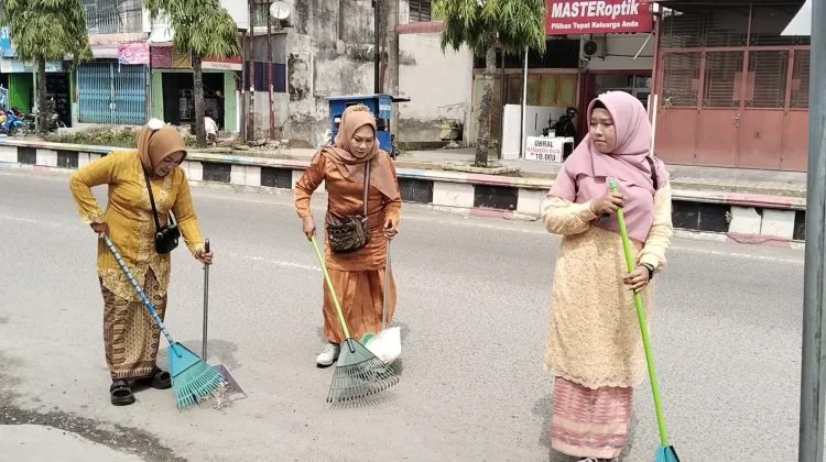 Petugas Kebersihan Tanjungbalai Kenakan Kebaya saat Bertugas di Hari Kartini