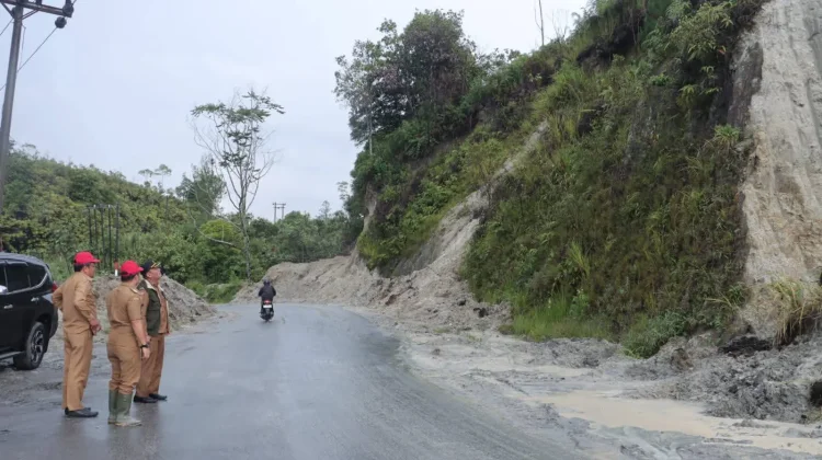 Wakil Bupati Dairi Tinjau Penanganan Longsor Di Jalan Lintas Sumatera Utara