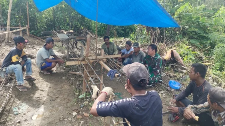 Babinsa Bangun Semangat Para Pekerja di Lokasi KDKMP Kelurahan Parongil