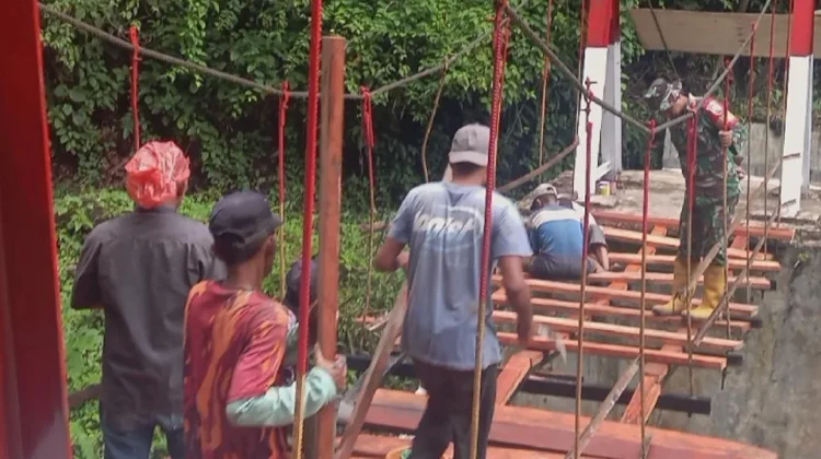 Kodim 0212/TS Bersama Masyarakat Perbaiki Jembatan Gantung di Ulu Pungkut