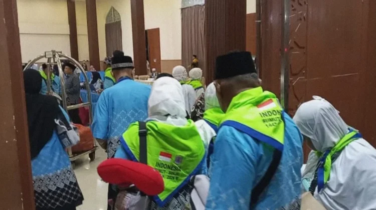 Jemaah Haji Kloter I Memasuki Asrama Haji Medan