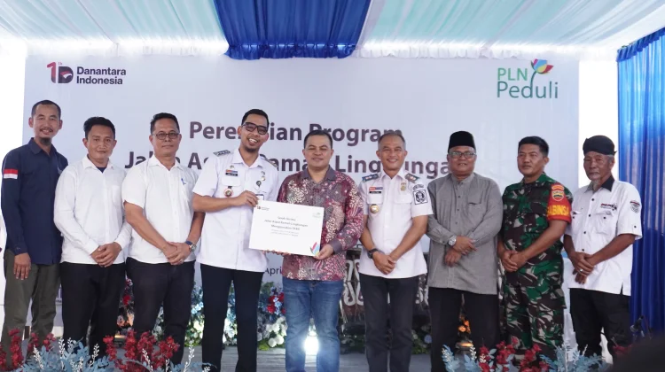 Sulap Limbah Jadi Infrastruktur, PLN UPT Medan Aspal Jalan Warga Tanjung Mulia