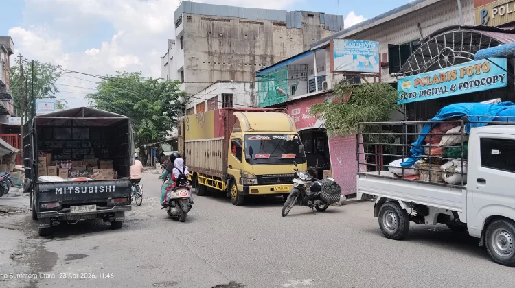 Pengendara Keluhkan Kendaraan Bongkar Muat Parkir Sembarangan di Jalan Sutomo