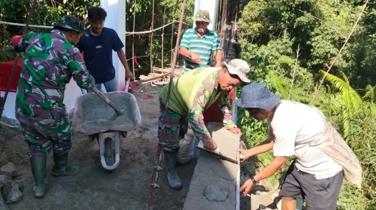 Personel Koramil 06/Kerajaan Laksanakan Pelesteran Kupingan Jembatan Gantung Ga