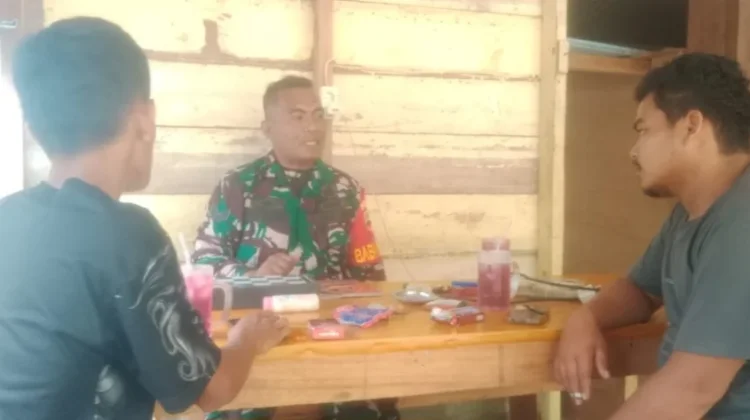 Babinsa Sertu S. Latif Pilih Ngopi Bareng untuk Dekat dengan Wa