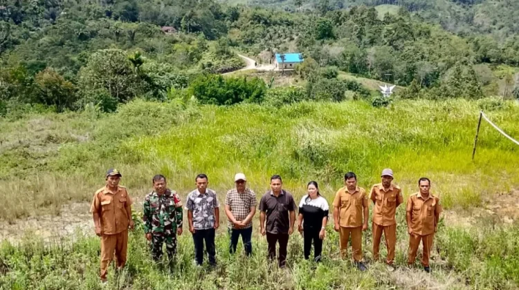 Babinsa dan Tim BA Siapkan  Lahan Gerai Koperasi Merah Putih Simerpara