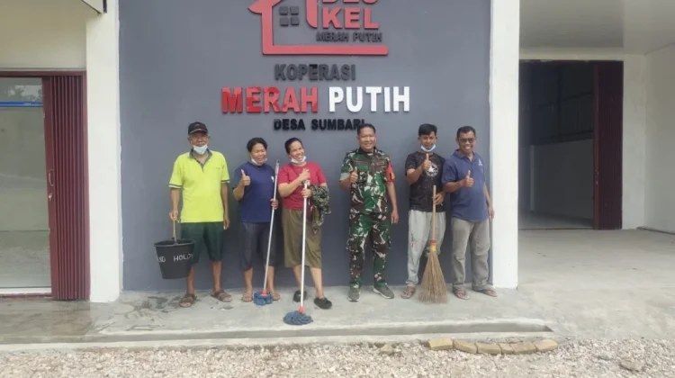 Babinsa 03/Parongil Pimpin Aksi Bersih-Bersih, Gerai KDKMP Desa Sumbari