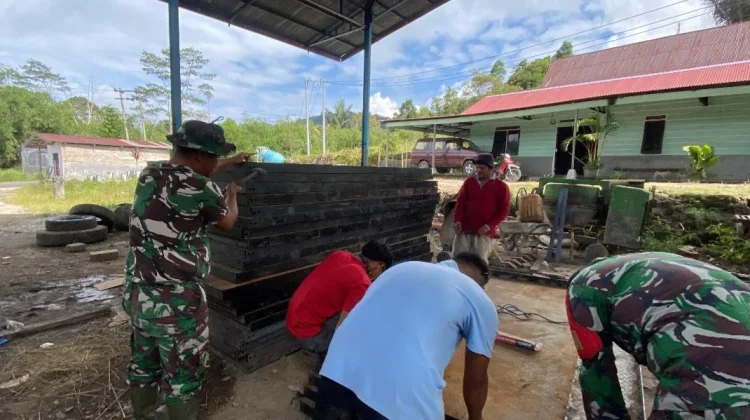 Babinsa Koramil 06/Kerajaan dan Warga Fokus Pengerjaan Lantai dari Plat Bordes