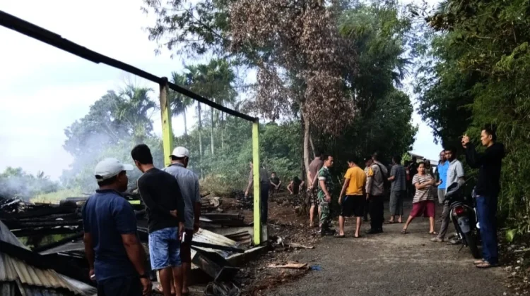 Babinsa dan Damkar Bantu Padamkan Api di  Tigalingga