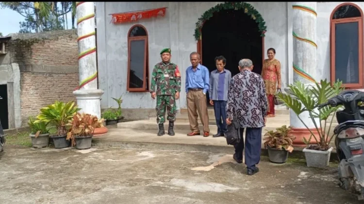 Babinsa HK. Sipayung Jaga  Ibadah Minggu