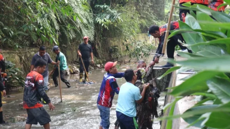 Aksi Bersih Sungai Warnai Hari Bumi dan HUT ke-155 Pematangsiantar