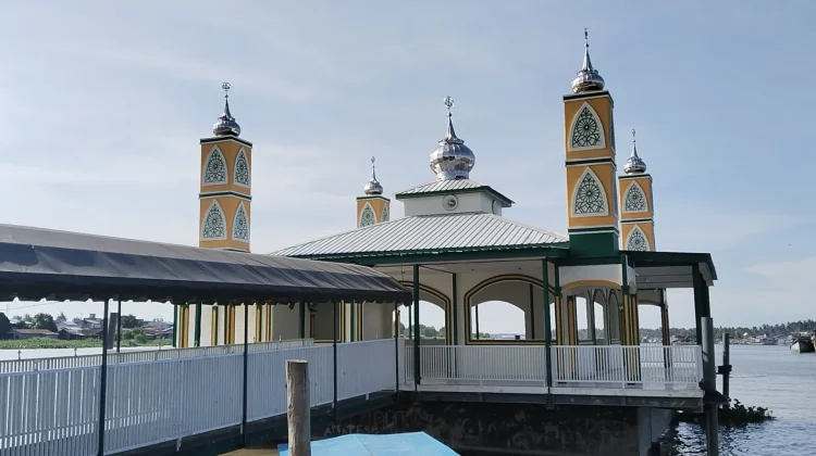 Bangunan Terapung Tidak Memiliki Izin dan Tidak Memenuhi Syarat Menjadi Masjid