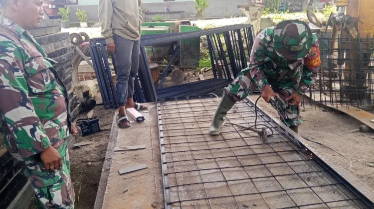 Babinsa Koramil 06/Kerajaan Garap Lantai Jembatan Gantung