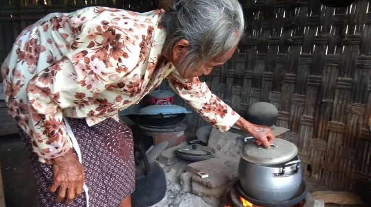 “Kompor Minyak atau Kayu Bakar? Inilah Beragam Pendapat Masyarakat