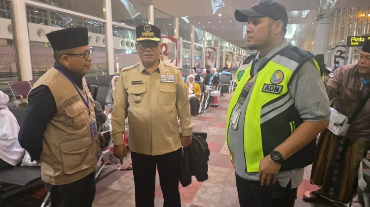 Dirjen Haji Pastikan Jemaah Surabaya Berangkat Usai Gangguan Pesawat