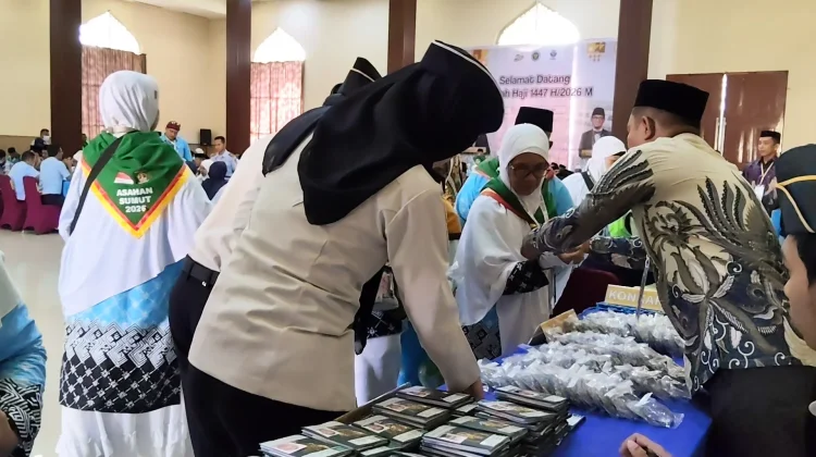 Kakanwil Kemenhaj Tekankan Disiplin saat Sambut Jemaah Kloter 07