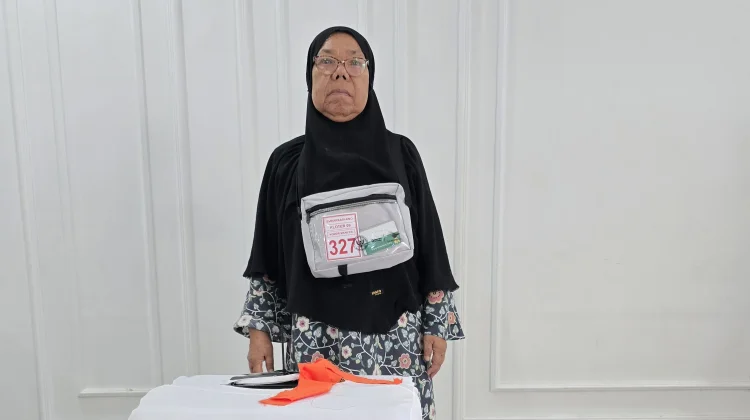 Kisah Haru Suanna Tunda Haji Demi Ibu, Kini Berangkat ke Tanah Suci