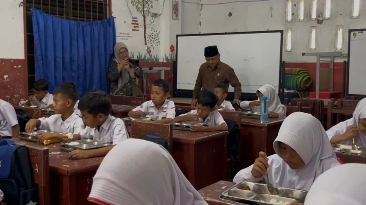 Wamendikdasmen Tinjau MBG di Medan, Pastikan Makanan Aman dan Bergizi