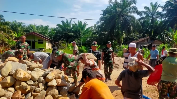 Prajurit TNI Bangun Jembatan Modular di Tapsel