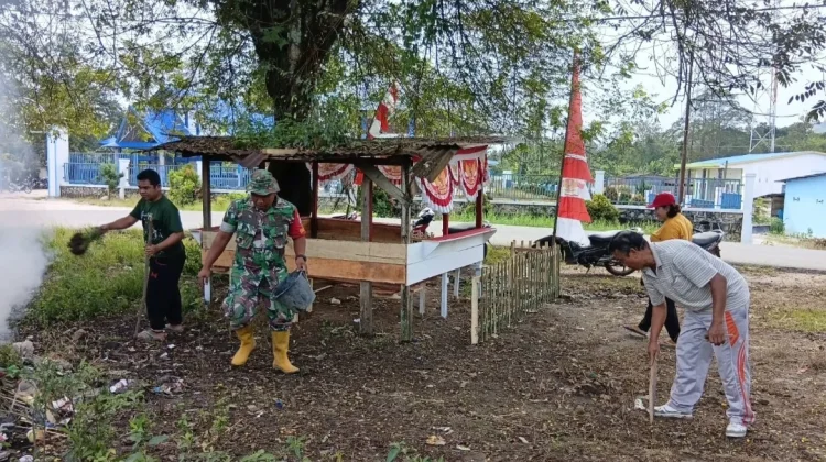 Babinsa bersama Lurah  dan Warga Bersihkan Pos  Kamling di  Parongil