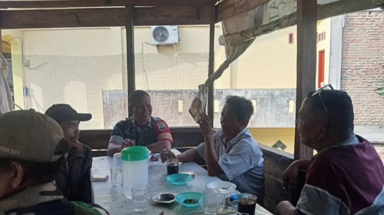 Babinsa Koramil 07/Salak Pilih Cara Sederhana untuk Dekat dengan Rakyat